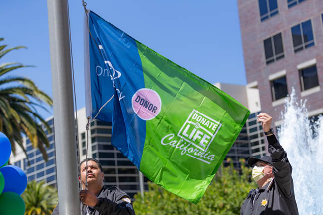 As part of a program commemorating National Donate Life Month, the USC Transplant Institute hosted a flag-raising ceremony on Tuesday, April 17 in front of Keck Hospital of USC. The event aimed to recognize and celebrate eye, organ, and tissue donors, recipients, and the physicians who make these donations possible - Keck Medicine of USC
