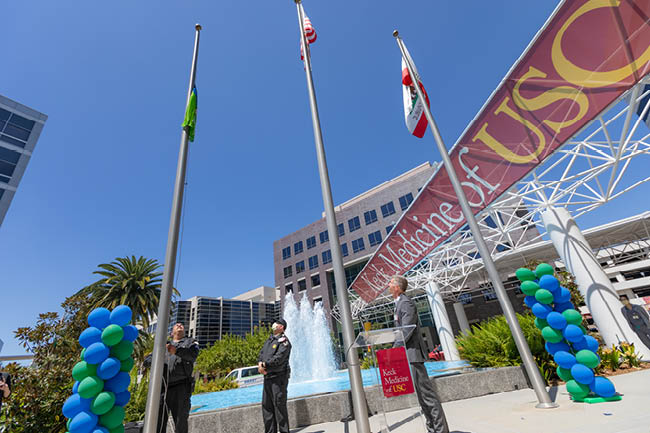 As part of a program commemorating National Donate Life Month, the USC Transplant Institute hosted a flag-raising ceremony on Tuesday, April 17 in front of Keck Hospital of USC. The event aimed to recognize and celebrate eye, organ, and tissue donors, recipients, and the physicians who make these donations possible - Keck Medicine of USC