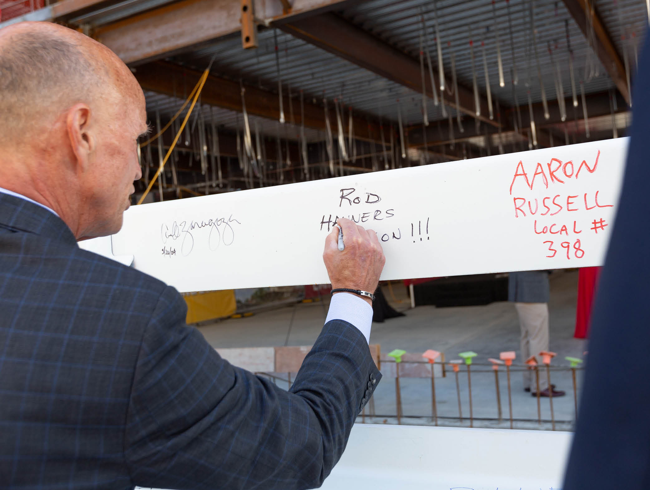 Pasadena MOB Last Beam Installation Ceremony - Keck Medicine of USC