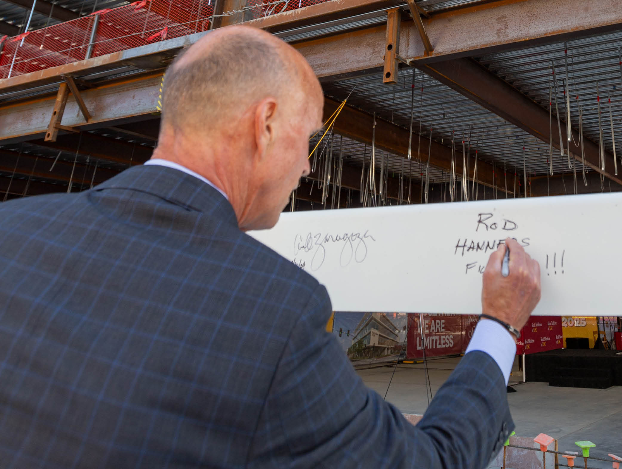 Pasadena MOB Last Beam Installation Ceremony - Keck Medicine of USC